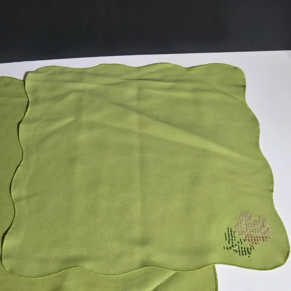 Set‎ of 3 Vtg Cotton Linen Dinner Napkins Cross Stitched Flower Scalloped Edge